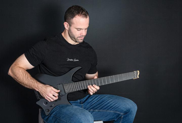 Roman Weber lehrt nicht nach einem starren Plan, sondern fördert seine Schülerinnen und Schüler nach ihren Bedürfnissen.
Bild zvg