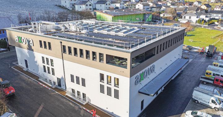 Auf dem Gebäudedach installierte die Axova gleich selbst zahlreiche Solarmodule. Bilder zvg Auf dem Gebäudedach installierte die Axova gleich selbst zahlreiche Solarmodule. Bilder zvg