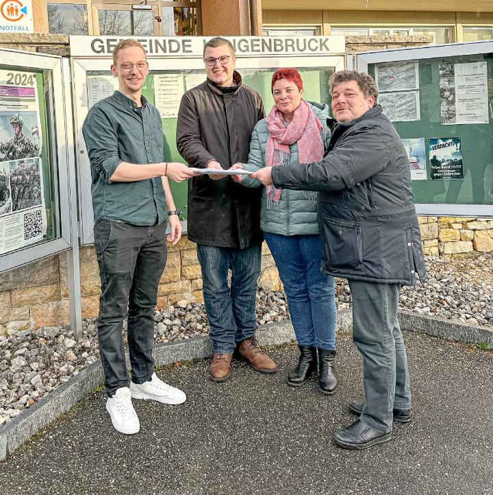 Verwalter Lukas Baumgartner, Einwohner Alessandro Wehrli, Silvia Kamber und Adrien Jaton (von links). Bild zvg