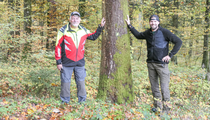 Trotz Generationenwechsel die gleiche Waldbewirtschaftungs-Philosophie: Markus Lüdin (links) und Andreas Koch.Bild Elmar Gächter