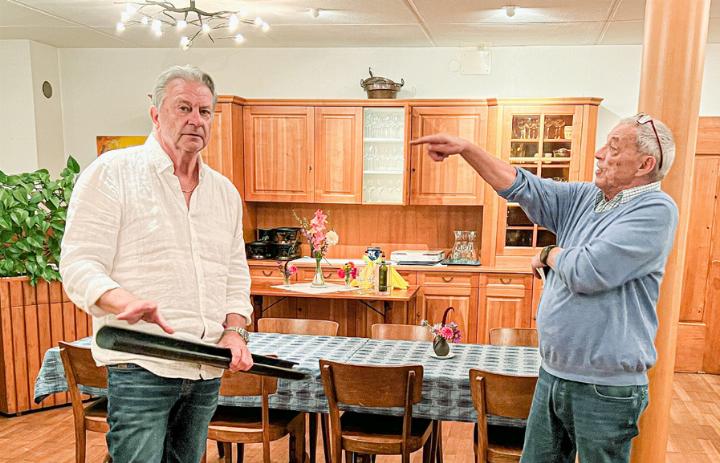 Rolf Sallenbach (links) veranschaulicht mit einer Regenrinne, wie Autor Hanspeter Gsell zu dem Titel seines jüngsten Buches kam. Bild Brigitte Keller