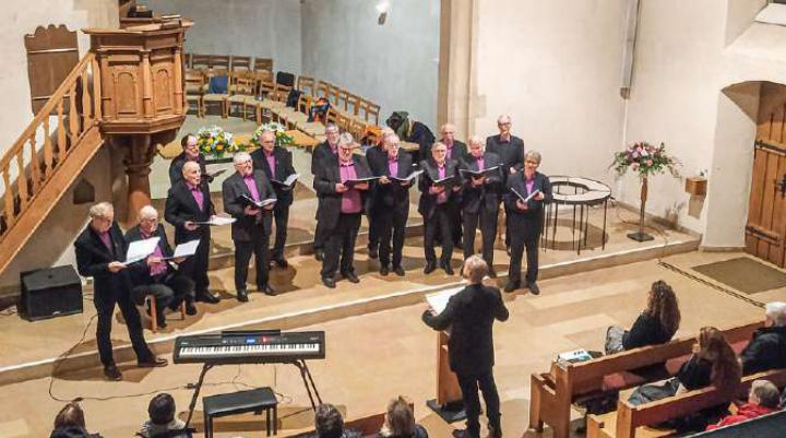 Der Männerchor Liederkranz präsentierte einen unterhaltsamen Konzertabend. Zum krönenden Abschluss wurde mit dem Trio «Troisette» gesungen. Bild svr.