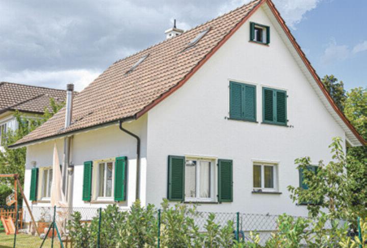 Nur ein intakter Anstrich schützt die Fassade vor Wind und Wetter. Bild zvg