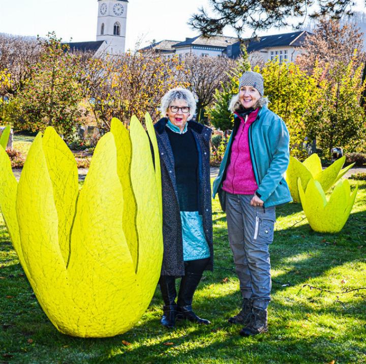Mit dem neuen Standort glücklich: Künstlerin Ursula Pfister und Friedhofsgärtnerin Nathalie Häusler. Bild Robert Bösiger