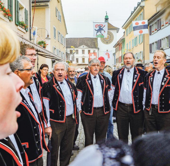 Vor 15 Jahren traten Jodlerklubs am Nordwestschweizerischen Jodlerfest in Laufen im «Stedtli» auf.
Bild Archiv vs