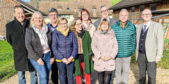 Die neu gewählten Mitglieder der Kirchenpflege flankiert von den beiden Pfarrern Hanspeter Schürch (links) und Torsten Amling. Bild fra.