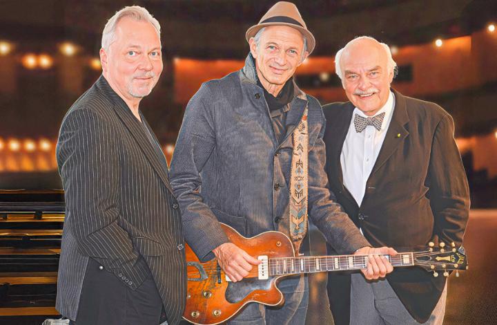 Charles Brauer (rechts) tritt mit Abi Wallenstein (Mitte) und Günther Brackmann auf.
Bild zvg