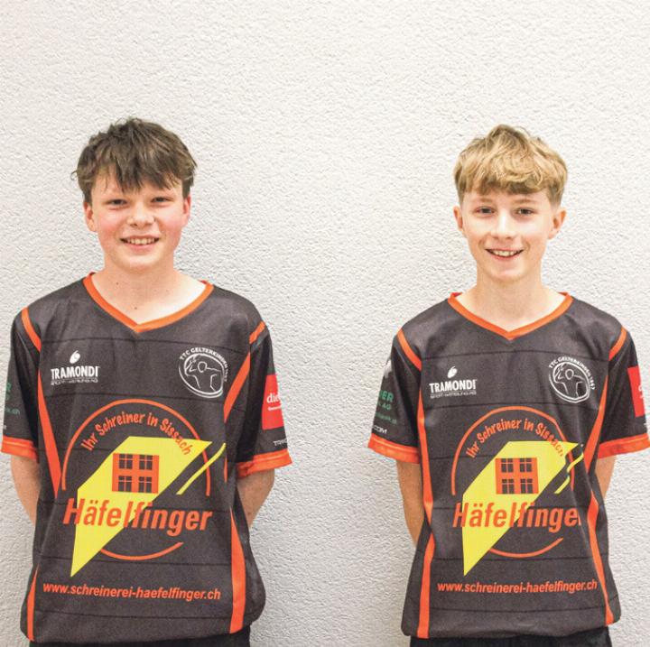Severin Fischer (links) und Lucas Earl vom TTC Gelterkinden im Vereins-Shirt des neuen Hauptsponsors. Bild zvg