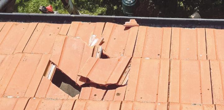 Kaputte Ziegel sollten besonders in den kalten Monaten frühzeitig ausgetauscht werden. Bild zvg Kaputte Ziegel sollten besonders in den kalten Monaten frühzeitig ausgetauscht werden. Bild zvg