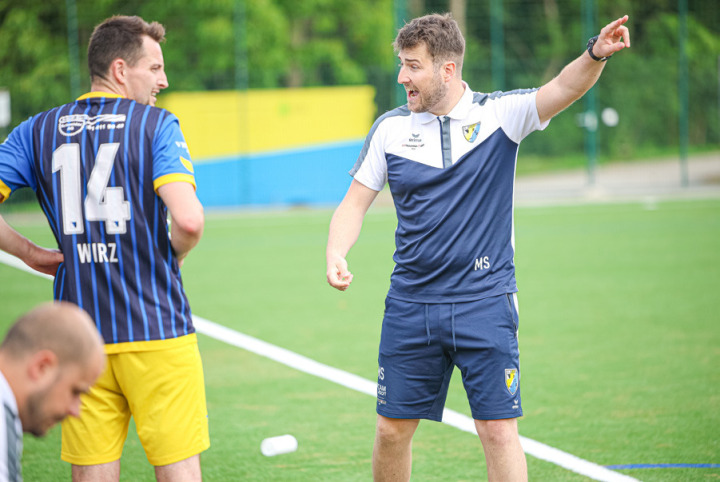 Trainer Mischa Schäublin (rechts) weiss, in welche Richtung es für den FC Bubendorf in der anstehenden Meisterschaft gehen soll. Bild Thomas Ditzler