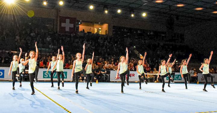 Der Teppich unten, das Licht oben – neben dem Sport macht die Show-Atmosphäre die Schweizermeisterschaften im Aerobic aus. Im Bild die Sissacher Jugend an der SM 2023. Bild zvg/STV