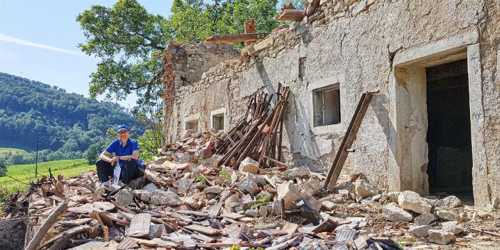 Irene Meyer bei einer Recherche vor der «Leventina-Schür». Die Baute stand oberhalb des Hofguts Spittel und wurde 2020 abgetragen. Bild zvg / Simone Bohner