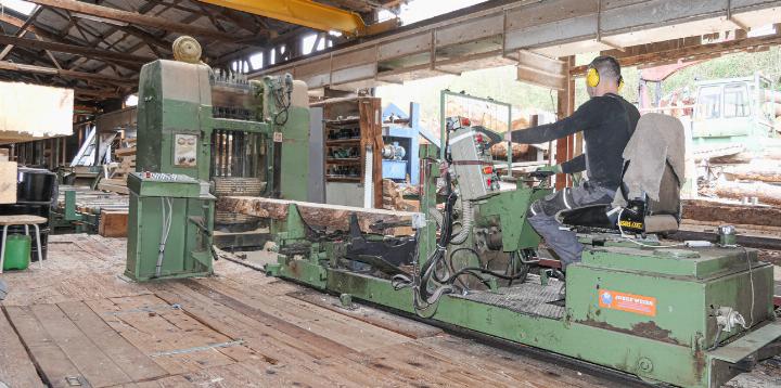 Das Holz für das neue Sport- und Kulturzentrum in Rünenberg wurde weitgehend in der Sägerei Meier Holz AG in Zeglingen aufbereitet. Bild Elmar Gächter