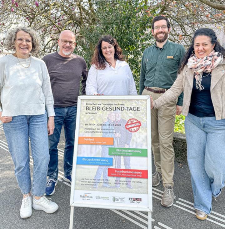 Vertreterinnen und Vertreter von vier Fachgeschäften präsentieren die «Bleib-gesund-Tage». Bild zvg