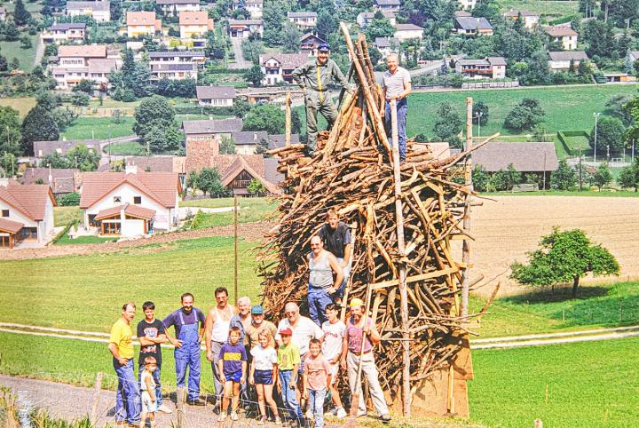 Die «Lupsibärger» Helferinnen und Helfer sorgten für ein imposantes 1. August-Feuer – mit Folgen. Bilder zvg