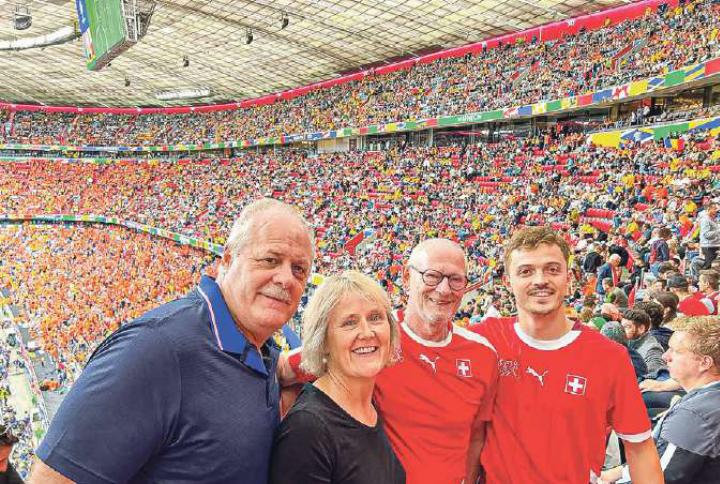 Heinz Degen (Zweiter von rechts) verfolgte im Schweizer-«Nati»-Trikot das Spiel zwischen Rumänien und Holland. Bild zvg