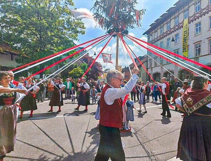Der Bändeltanz ist ein fester Bestandteil des Maitanzens. Bild zvg