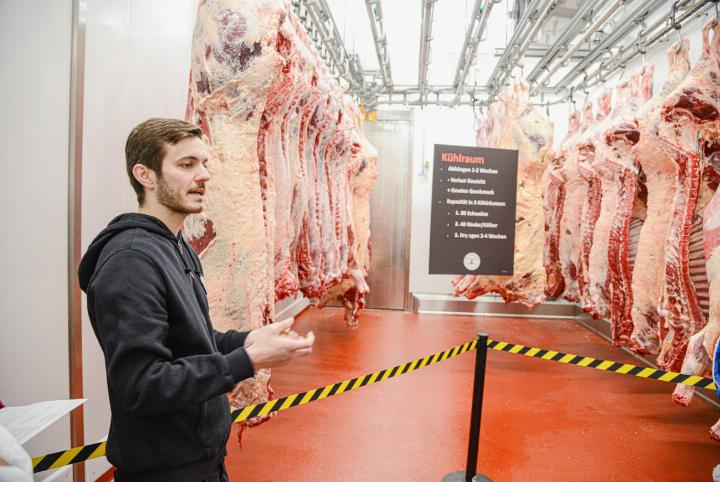 Fünf Monate nach Betriebsaufnahme zieht Geschäftsführer Raffael Jenzer eine positive erste Bilanz. Die Kapazität des Schlachthofs ist zurzeit zu rund zwei Dritteln ausgenutzt. Bild zvg