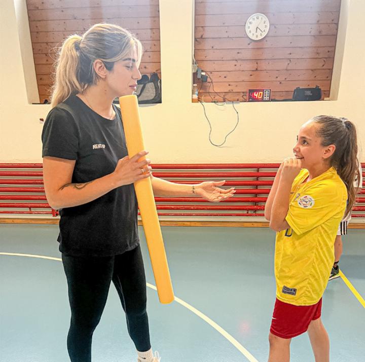 Mehtap Selmani bringt dem Box-Nachwuchs die Grundlagen der Sportart bei.
Bild Lukas Müller
