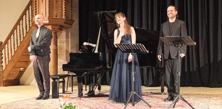 Andrea Suter und Jan Petryka (rechts) bestritten den Liederabend gesanglich, begleitet von Ricardo Bovino. Bild zvg
