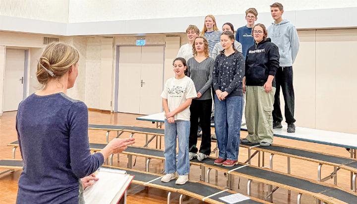 Die Jugendlichen proben fleissig, während Vera Weber sie anleitet und auch selber mitsingt.
Bild Anna Wegelin Die Jugendlichen proben fleissig, während Vera Weber sie anleitet und auch selber mitsingt.
Bild Anna Wegelin