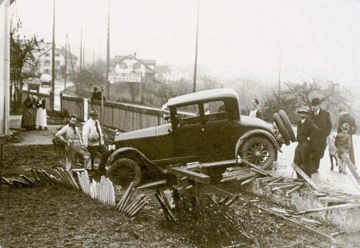Fotografisch festghalten: Die Fahrt endete im Garten, wohl an der Rheinstrasse in Liestal, um 1925. Archiv Heinz Spinnler