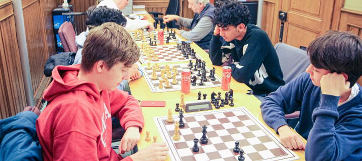 7 der 19 Mitglieder des Schachclubs Sissach sind Jugendliche. Diese gehen mit der Volljährigkeit, oft wegen Militär oder der Ausbildung. Bild Timo Wüthrich