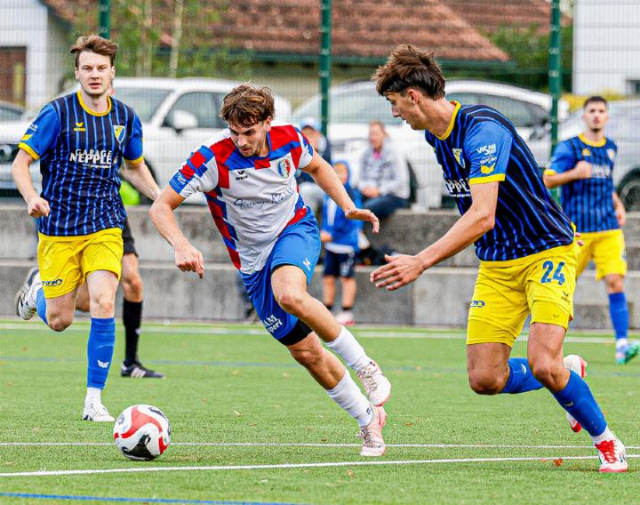Justin Wüthrich (am Ball) kann mit seinem 1:1 die Wallbacher Führung sofort wieder ausgleichen. Bild Archiv vs Justin Wüthrich (am Ball) kann mit seinem 1:1 die Wallbacher Führung sofort wieder ausgleichen. Bild Archiv vs