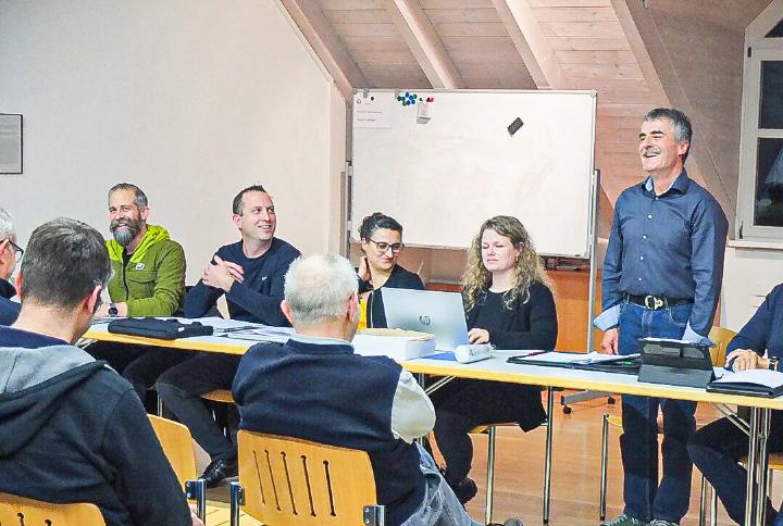 Präsident Fredi Rickenbacher und der Gemeinderat haben gut lachen: Der Kredit zur vertieften Prüfung einer Fusion wurde angenommen. Bild Elisabeth Böhm