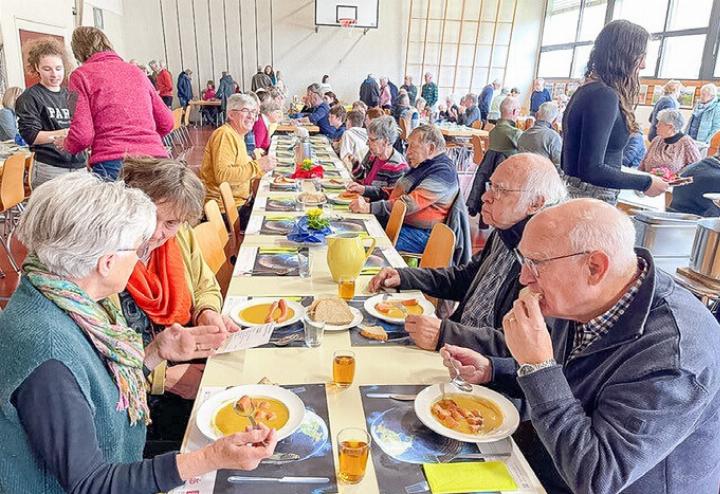 Anregende Gespräche bei einer köstlichen Gemüsesuppe in der voll besetzten Turnhalle.
Bild zvg