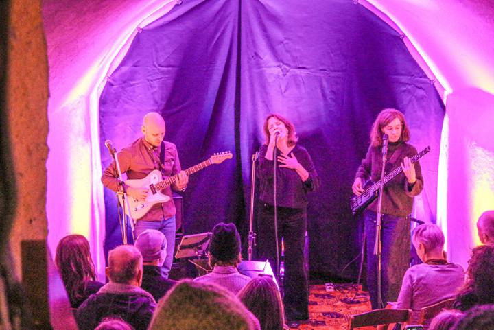 Klein, aber fein: «The Sewing Loft» trat im Keller von «Ottos Biertipp» auf.