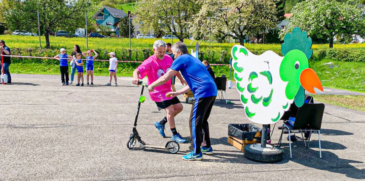 In rasanter Fahrt auf dem «Trotti» wurden Eier gesammelt. Bilder André Frauchiger