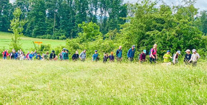 Durch Feld und Wald, über Stock und Stein: die mittlere Rotte in Ziefen. Bild tho.