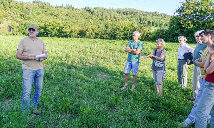 Bio-Bauer Dieter Weber (links) ist vom Mulchen überzeugt und teilt seine Erkenntnisse mit Interessierten. Bild Elmar Gächter