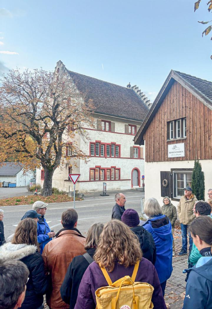 Gebannt lauschen die Teilnehmenden des Dorfrundgangs in Bubendorf den Erzählungen des Kulturhistorikers Rémy Suter. Bild zvg Gebannt lauschen die Teilnehmenden des Dorfrundgangs in Bubendorf den Erzählungen des Kulturhistorikers Rémy Suter. Bild zvg