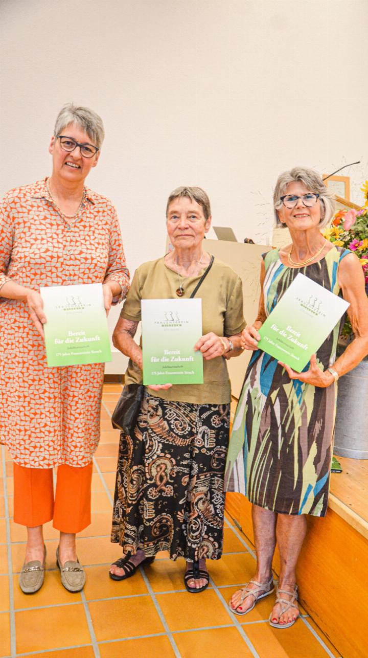 Vereinspräsidentin Simone Tacheron, die Autorinnen Alice Leber und Charlotte Hegnauer (von links) präsentieren die Festschrift. Bild Sander van Riemsdijk