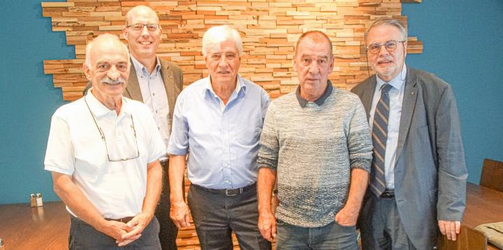 Franz Kaufmann (Liestal), Andreas Jeppesen (Reinach), Georges Thüring (Präsident VBLBG), Niggi Bärtschi (Waldchef Bürgergemeinde ) und Marcel W. Buess (Geschäftsführer VBLBG; von links) setzen sich für die Bürgergemeinden ein. Bild Otto Graf