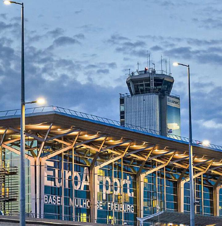 Aktuell ist der Euro-Airport mit dem öV nur per Bus von Basel und Saint-Louis aus erreichbar. Bild Keystone-SDA