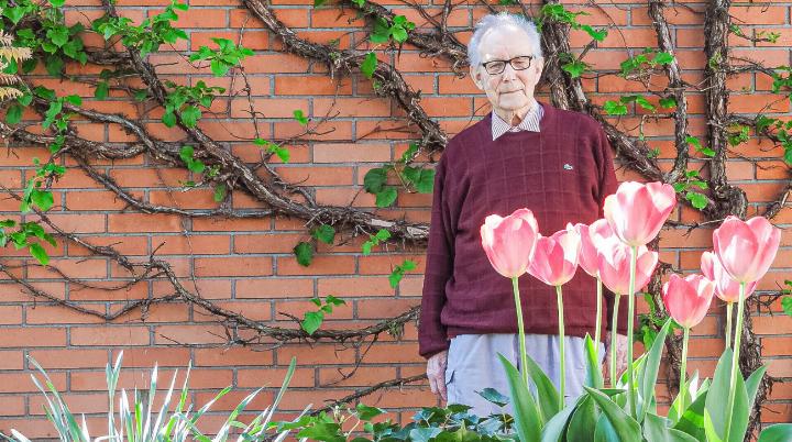 Heinrich Wiesner im Garten seines Hauses in Reinach. Das Foto entstand 2016 anlässlich der Veröffentlichung des Büchleins «Das Schnabeltier». Wiesner hatte seinen 90. Geburtstag zu diesem Zeitpunkt bereits hinter sich. Bild Archiv vs / Robert Bösiger