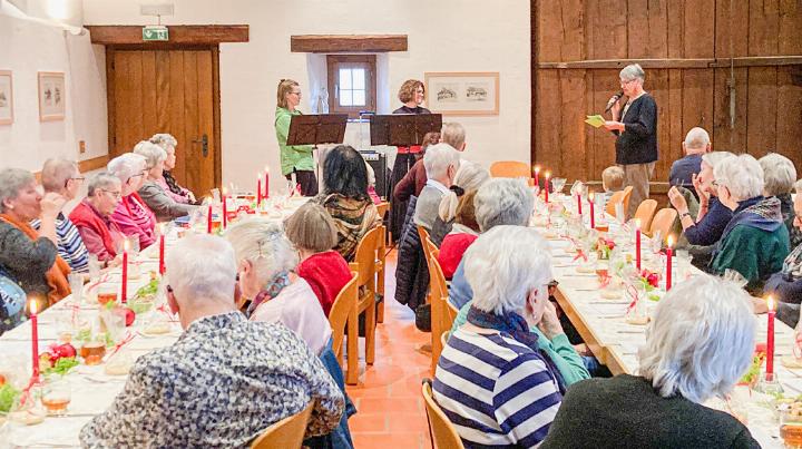 Der Weihnachtsanlass des Jakobshofstreffs von 2024 mit Panflötenkonzert.
Bild zvg