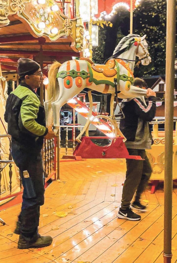 Die Herbstmesse ist defi nitiv vorbei. Heinz Spinnler aus Tecknau hat den Abbau des Karussells beobachtet.