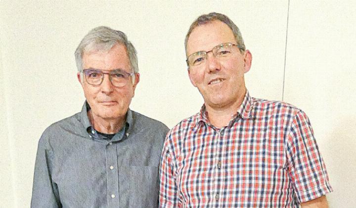 Hans Rudolf Heinimann (links); neben ihm Jeremias Heinimann, Präsident der Museumskommission.
Bild Elmar Gächter