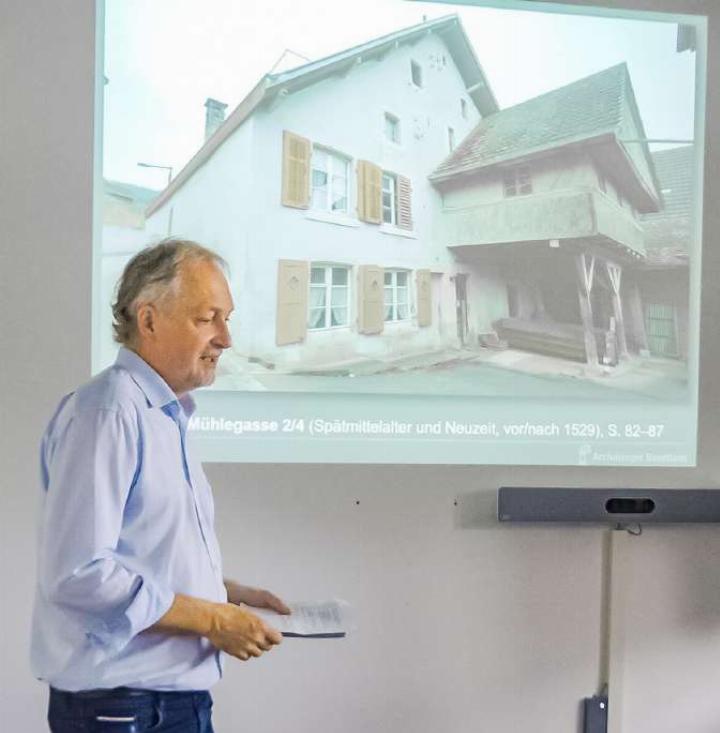 Kantonsarchäologe Reto Marti gibt Einblicke in die wichtigsten erhaltenen Strukturen im Kanton. Im Bild die alte Mühle in Ziefen. Bild Peter C. Müller