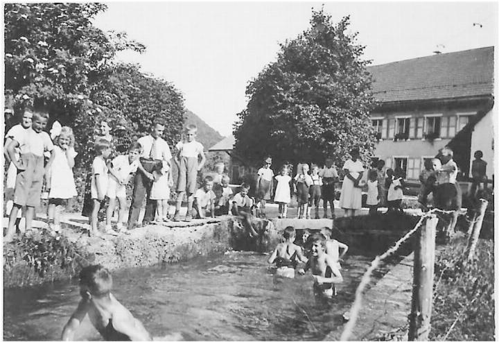Das Bild von 1935 belegt, dass die «Bach-Badi» beim Stauwehr auf eine sehr lange Tradition zurückblickt.