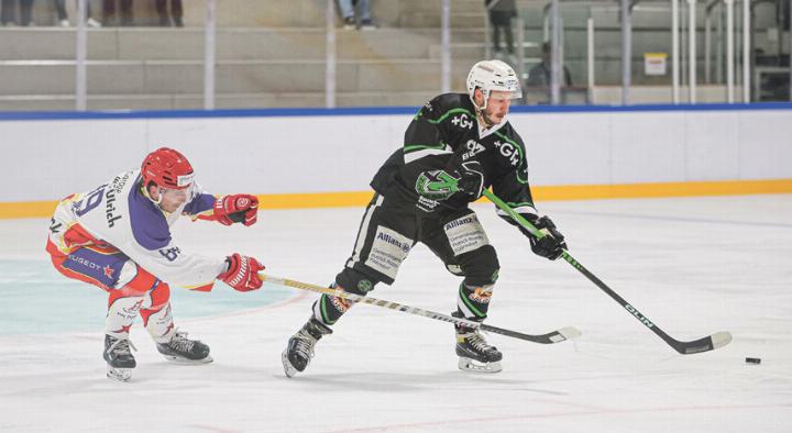 Verteidiger Mattia Di Biase trug mit seinen Toren zum 2:0 und 6:3 zu einem erfolgreichen Abend des EHC Zunzgen-Sissach bei. Bild Archiv vs