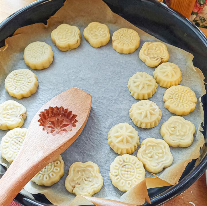 Maamoul – ein traditionelles syrisches Griessgebäck mit Dattel-Walnuss-Füllung. Der 14-jährige M. wollte nicht mit Namen und Bild erscheinen.
Bild zvg