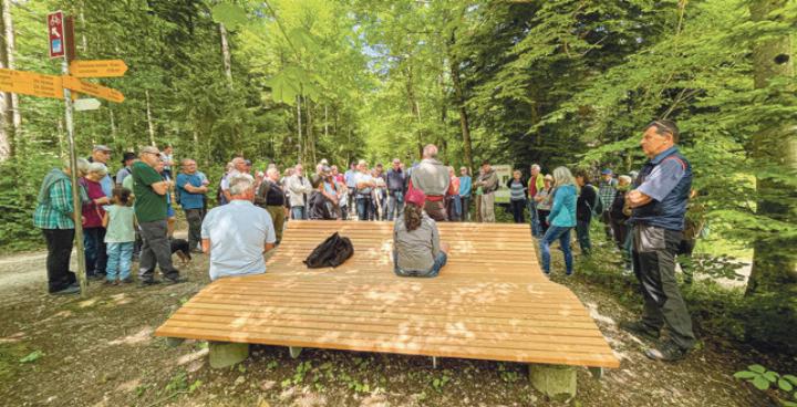 Eine grosse Gästeschar wohnte der Einweihung der neuen Liege bei.
Bild zvg