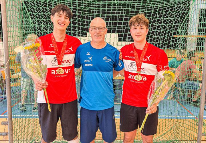 Simon Müller (links) und Levin Frankhauser (rechts) freuen sich mit Coach Peter Bossard.
Bild zvg