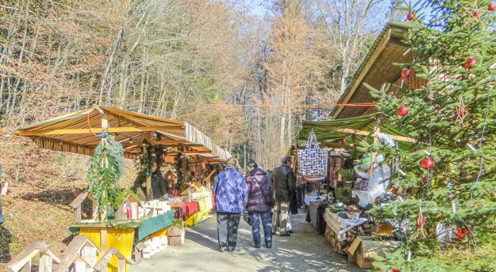 Inmitten des Waldes lädt der Markt zum Stöbern ein. Bild zvg