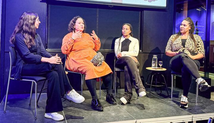 Açelya Aydin, Maneva Tafanalo Salaam, Ayélé Koulekpato und Elisa Da Costa (von links) im Gespräch.Bild Wendy Maltet Açelya Aydin, Maneva Tafanalo Salaam, Ayélé Koulekpato und Elisa Da Costa (von links) im Gespräch.Bild Wendy Maltet